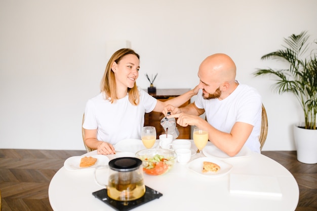 Uśmiechnięta para przy stole